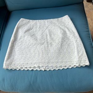 Lilly Pulitzer white floral skirt. Size 2 Excellent condition.